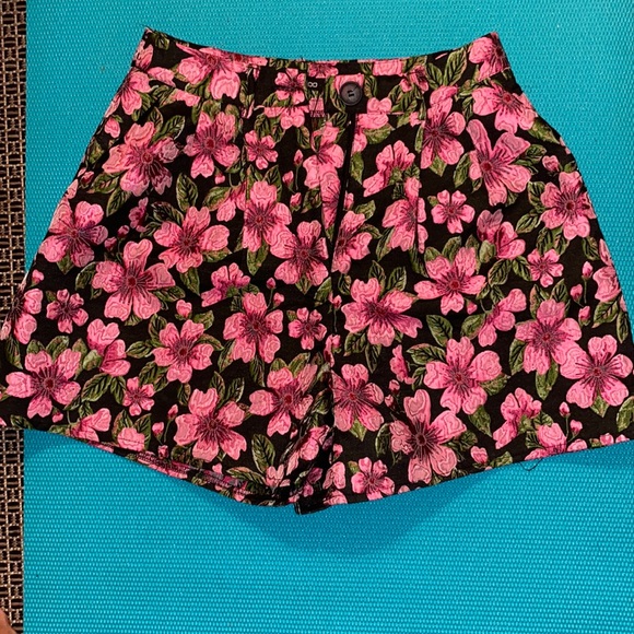 Jacquard Pleat Shorts - Picture 1 of 2